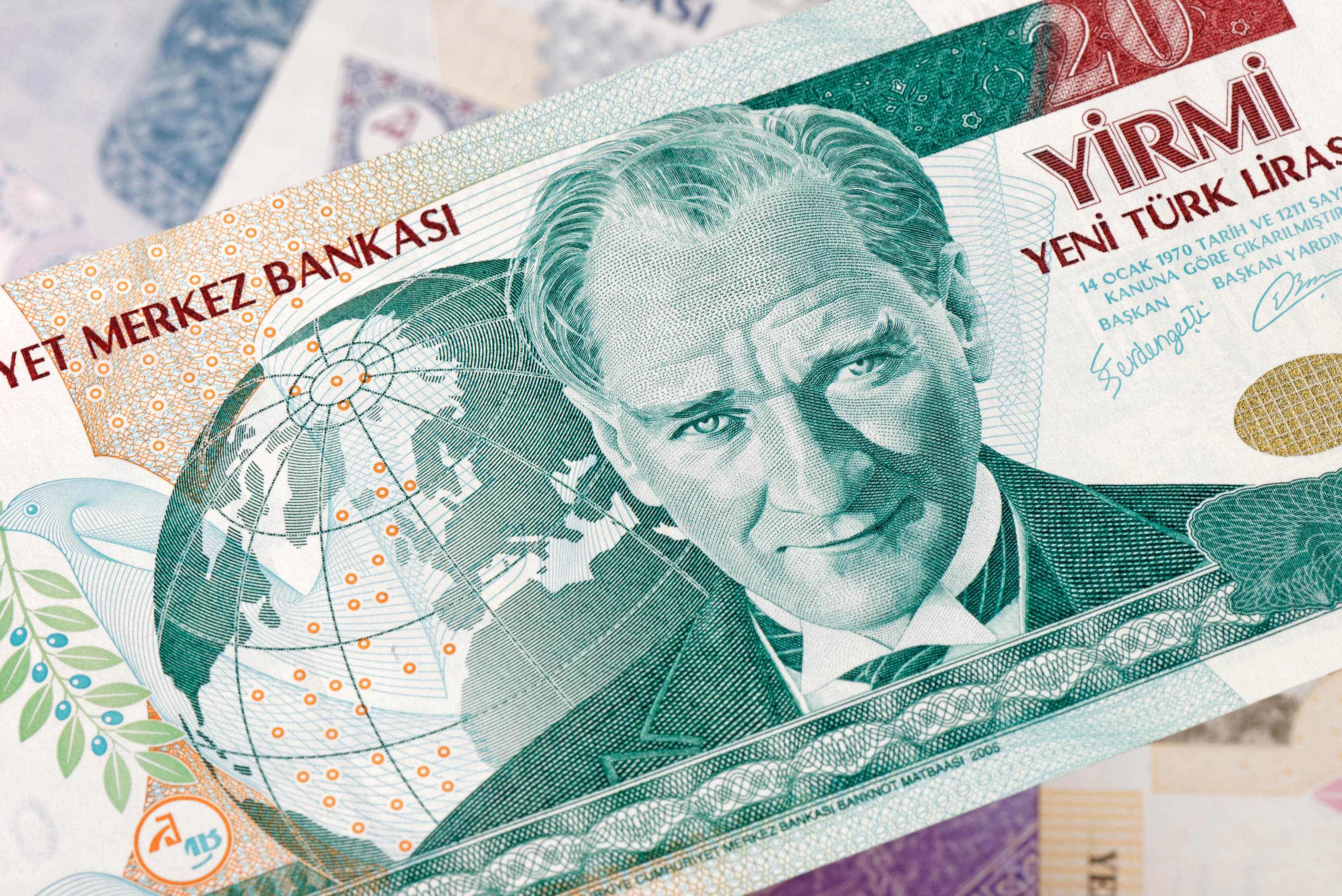 738 EUR