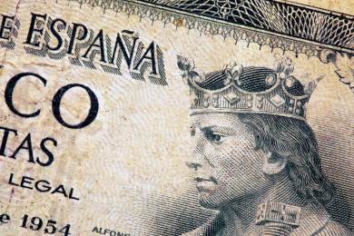743 EUR