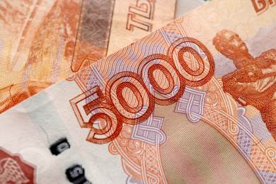 Rusko by mohlo svolit k využití zmrazených aktiv k obnově Ukrajiny, píše Reuters