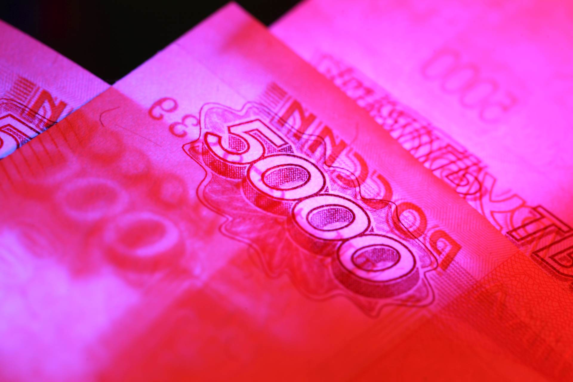 Ruská centrální banka snížila základní úrok o jeden procentní bod na 17 procent