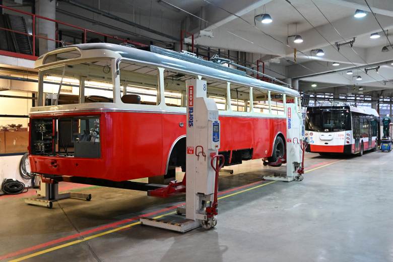 Brněnský historický trolejbus 9Tr už technici kompletují do podoby z 90. let
