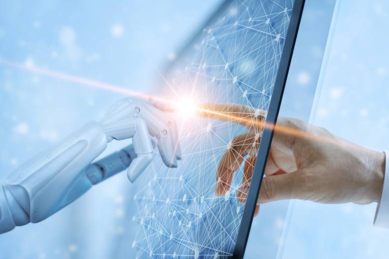 Velké technologické firmy z USA investují 650 miliard USD do umělé inteligence