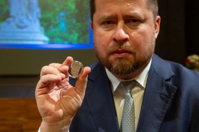 ČNB vydala stříbrnou minci k výročí narození Bedřicha Smetany