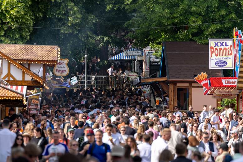 Erlangen nechtěl na slavnostech lascivní písně, nyní se zpívají zvláště hlasitě