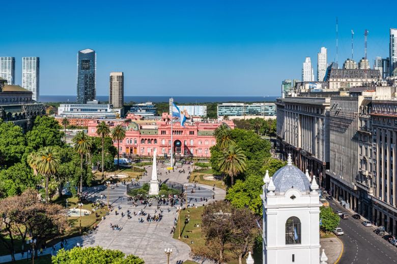 O úřad prezidenta Argentiny se utká ministr hospodářství a extravagantní ekonom