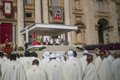 Papež Lev XIV. svatořečil prvního světce z generace takzvaných mileniálů