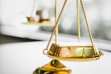 Cena zlata překročila 2000 USD za unci, je blízko rekordu