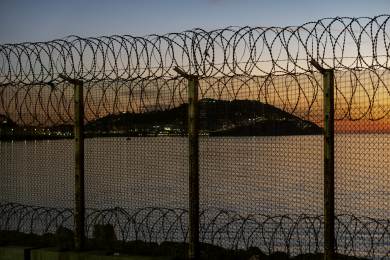 Tisíce Maročanů pronikly do sousedního španělského města Ceuta, to volá armádu