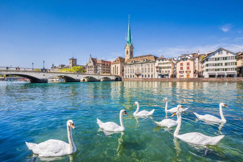 Švýcarská banka UBS převezme za tři miliardy franků rivala Credit Suisse