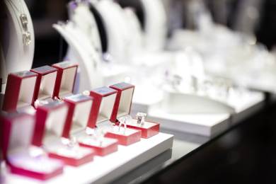 CNBC: Ceny diamantů z loňského rekordu již klesly o 18 procent