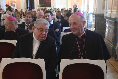 Univerzita Palackého udělila čestný doktorát vídeňskému arcibiskupu Schönbornovi