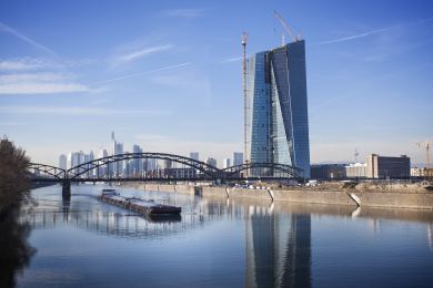 ECB podle své šéfky ještě několik čtvrtletí nebude snižovat úroky