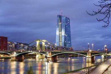 ECB je připravena zvýšit úroky, vyhodnotí ale dopady války s Íránem na inflaci