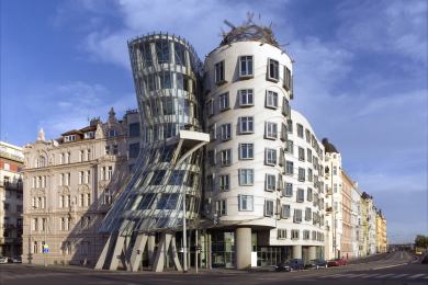 Zemřel architekt Frank Gehry, jeden z autorů Tančícího domu v Praze