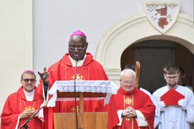 V Domažlicích pokračují Chodské slavnosti, mši sloužil nigerijský biskup