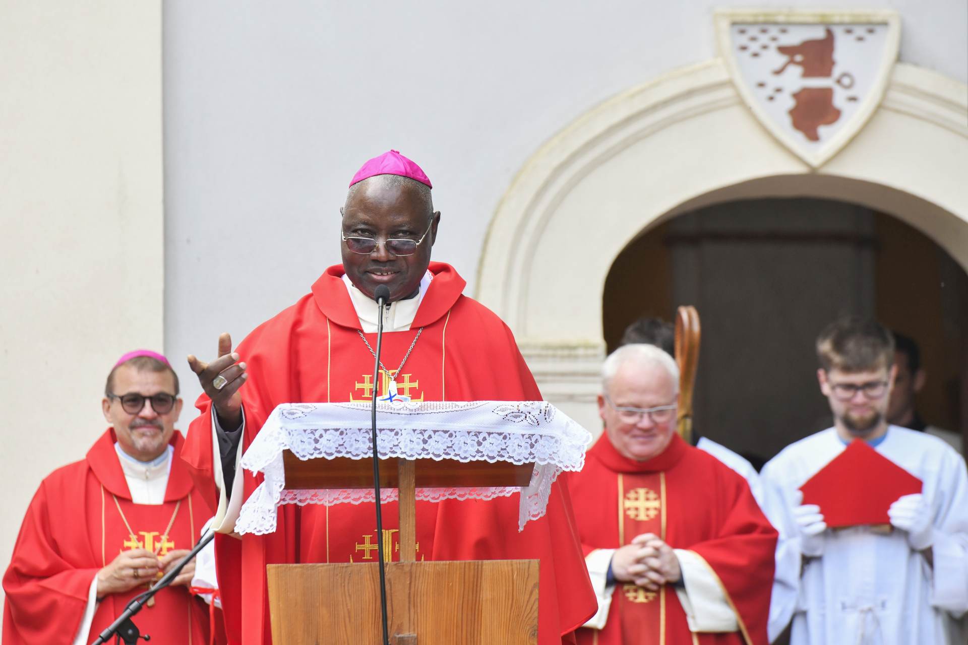 V Domažlicích pokračují Chodské slavnosti, mši sloužil nigerijský biskup