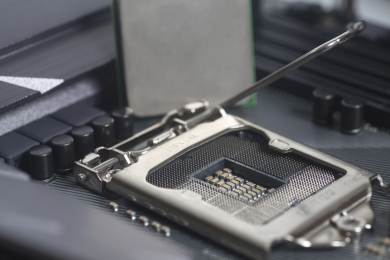 Japonská Softbank pomáhá Intelu, kupuje jeho akcie za dvě miliardy dolarů