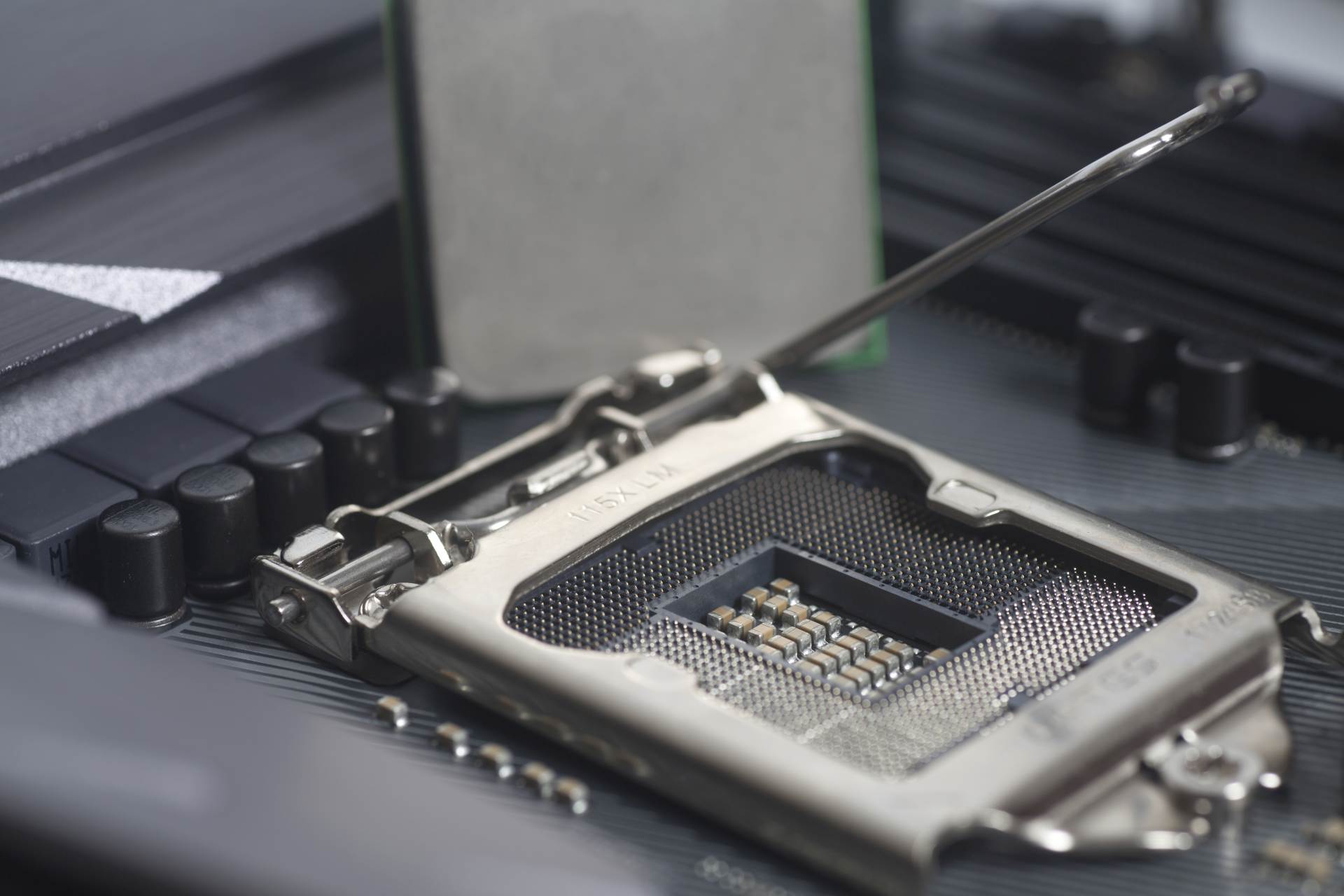 Japonská Softbank pomáhá Intelu, kupuje jeho akcie za dvě miliardy dolarů