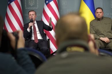 Americká pomoc zablokovaná v Kongresu dorazí, sliboval Sullivan v Kyjevě