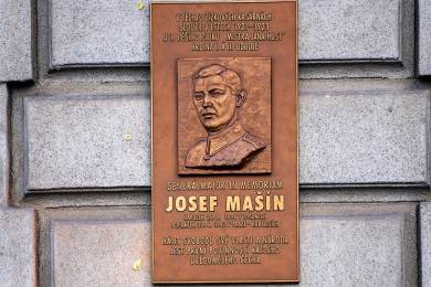 Bronzová deska v Č. Budějovicích připomíná odbojáře generála Josefa Mašína