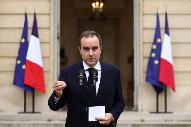 Nový francouzský premiér Lecornu podal demisi, Macron ji přijal