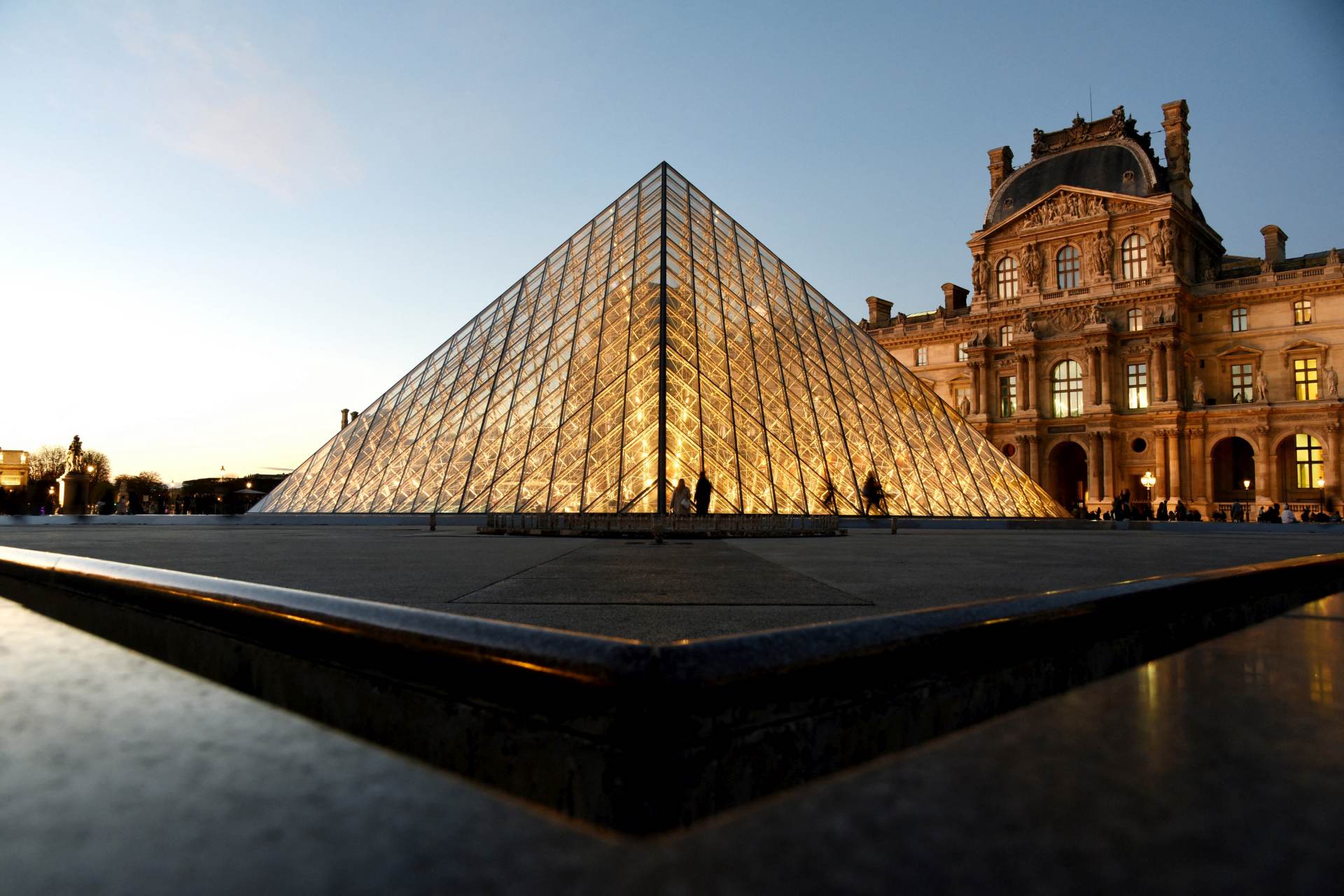 Z Louvru převezli některé cenné šperky do centrální banky, píší místní média