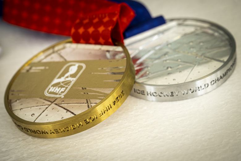 Křišťálové medaile pro květnové MS v hokeji vyrábějí skláři v Novém Boru