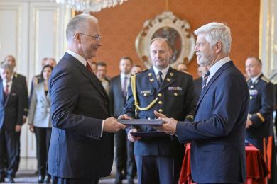 Pavel povýšil na návrh vlády ředitele BIS Koudelku na generálmajora