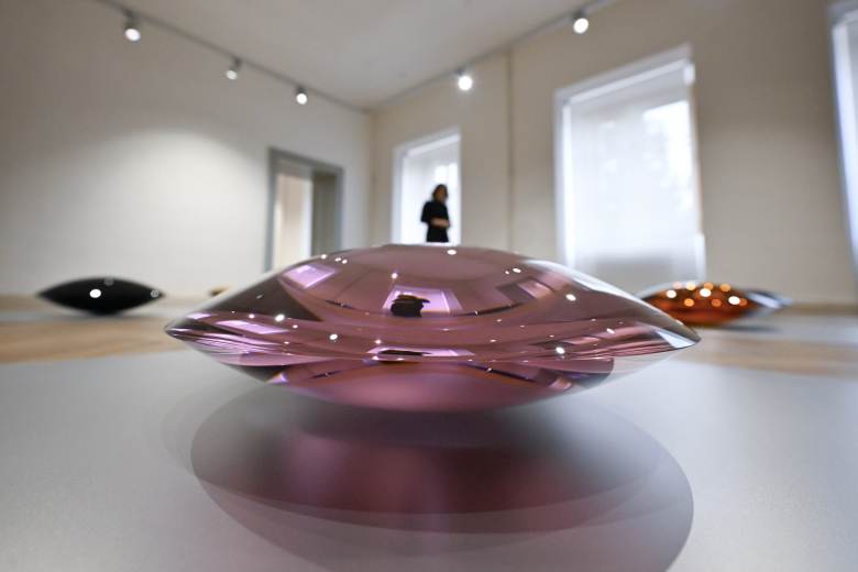 Galerie ve zlínském zámku vystavuje díla sklářského výtvarníka Jana Frydrycha