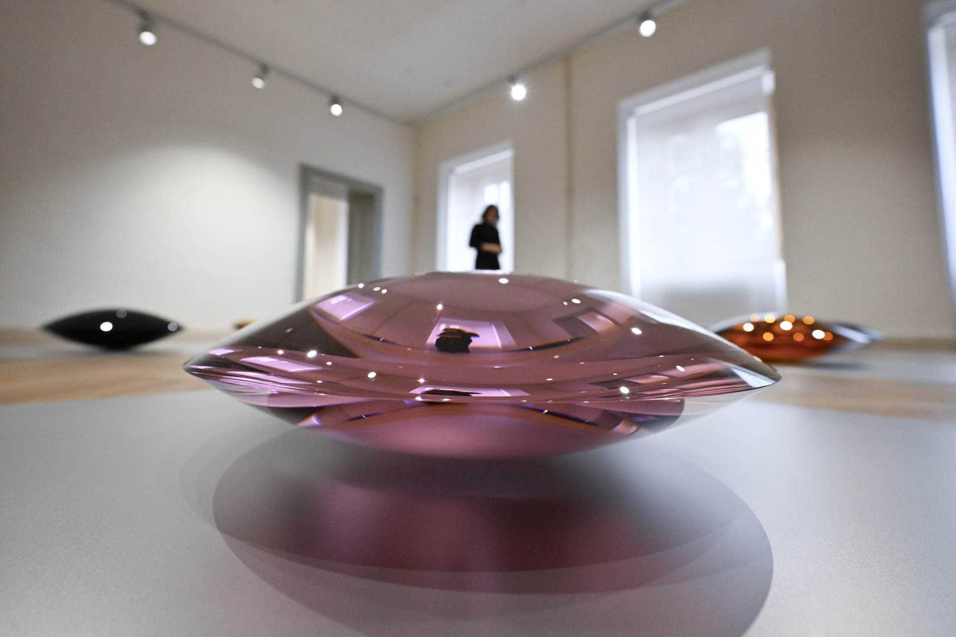 Galerie ve zlínském zámku vystavuje díla sklářského výtvarníka Jana Frydrycha