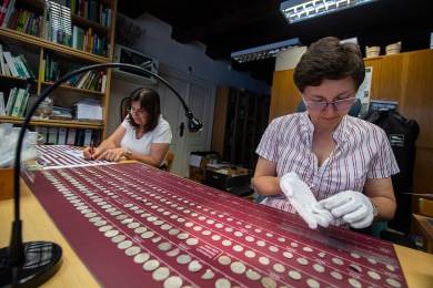 V jihočeské Soběslavi vystavili poklad stříbrných mincí z třicetileté války V jihočeské Soběslavi vystavili poklad stříbrných mincí z třicetileté války