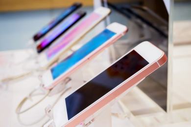 Spojené státy žalují firmu Apple, u chytrých telefonů podle nich udržuje monopol