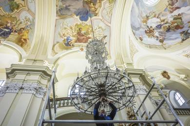 Monumentální lustr z poutního chrámu v Hejnicích čeká po 103 letech oprava