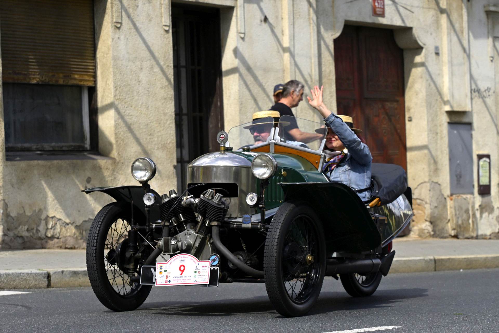 Na Zbraslavském náměstí se sešly tisíce lidí, aby zhlédli historická vozidla