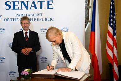 Navrátilová si medaile předsedy Senátu váží, na Roland Garros fandila Muchové