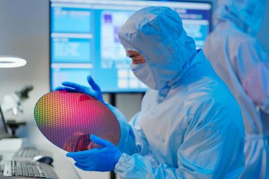 Čipové centrum Onsemi v Rožnově je podle premiéra zásadní pro restart Česka