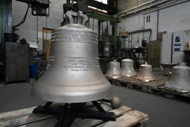 V Praze bude zvon ze zbraní použitých ve válce na Ukrajině, posvětí ho král