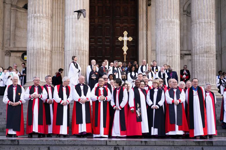 Do čela anglikánské církve byla jako první žena potvrzena Sarah Mullallyová