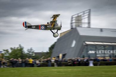 V M.Boleslavi vzlétla věrná replika trojplošníku Sopwith Triplane