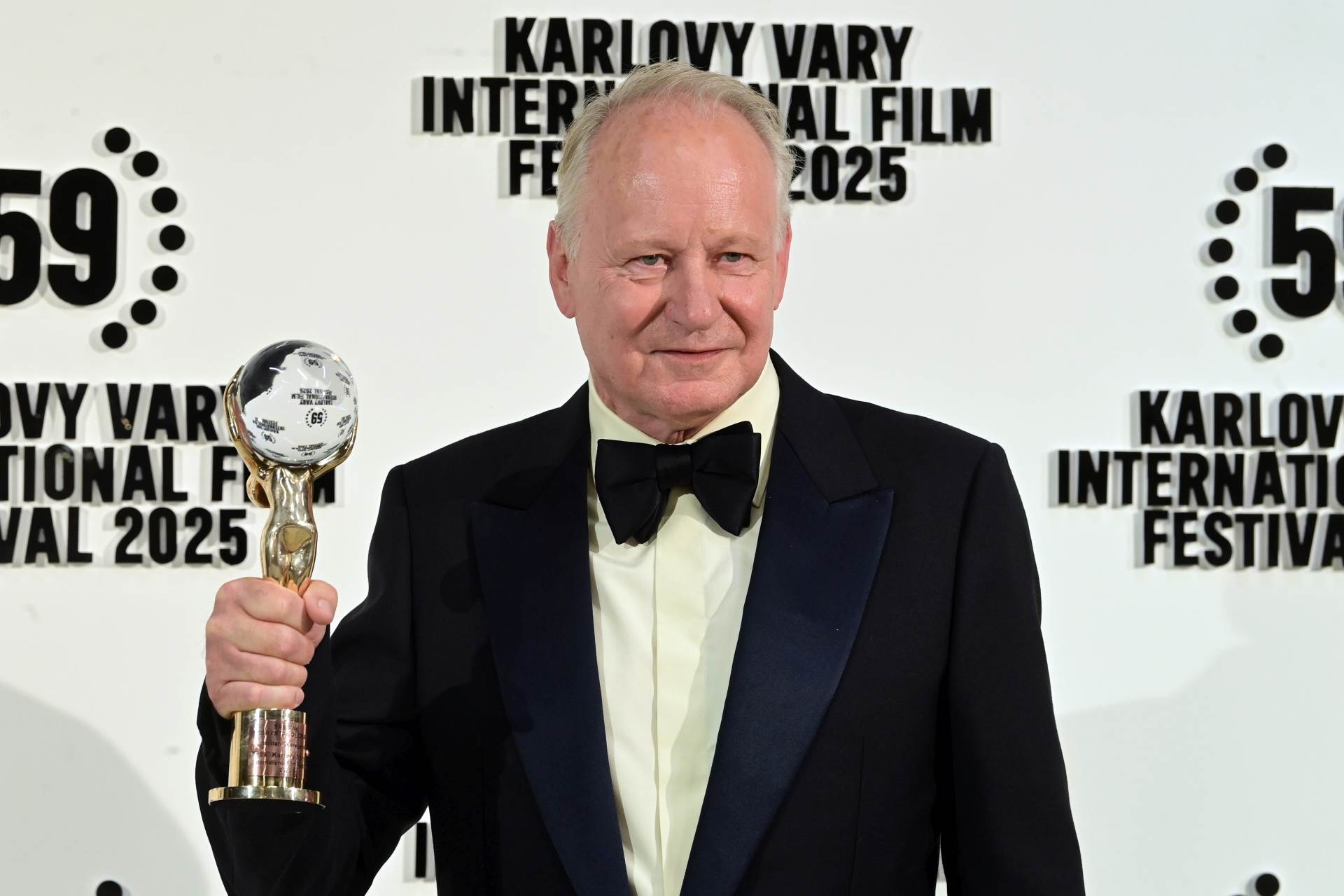 Křišťálový glóbus za mimořádný umělecký přínos dnes převzal Stellan Skarsgaard