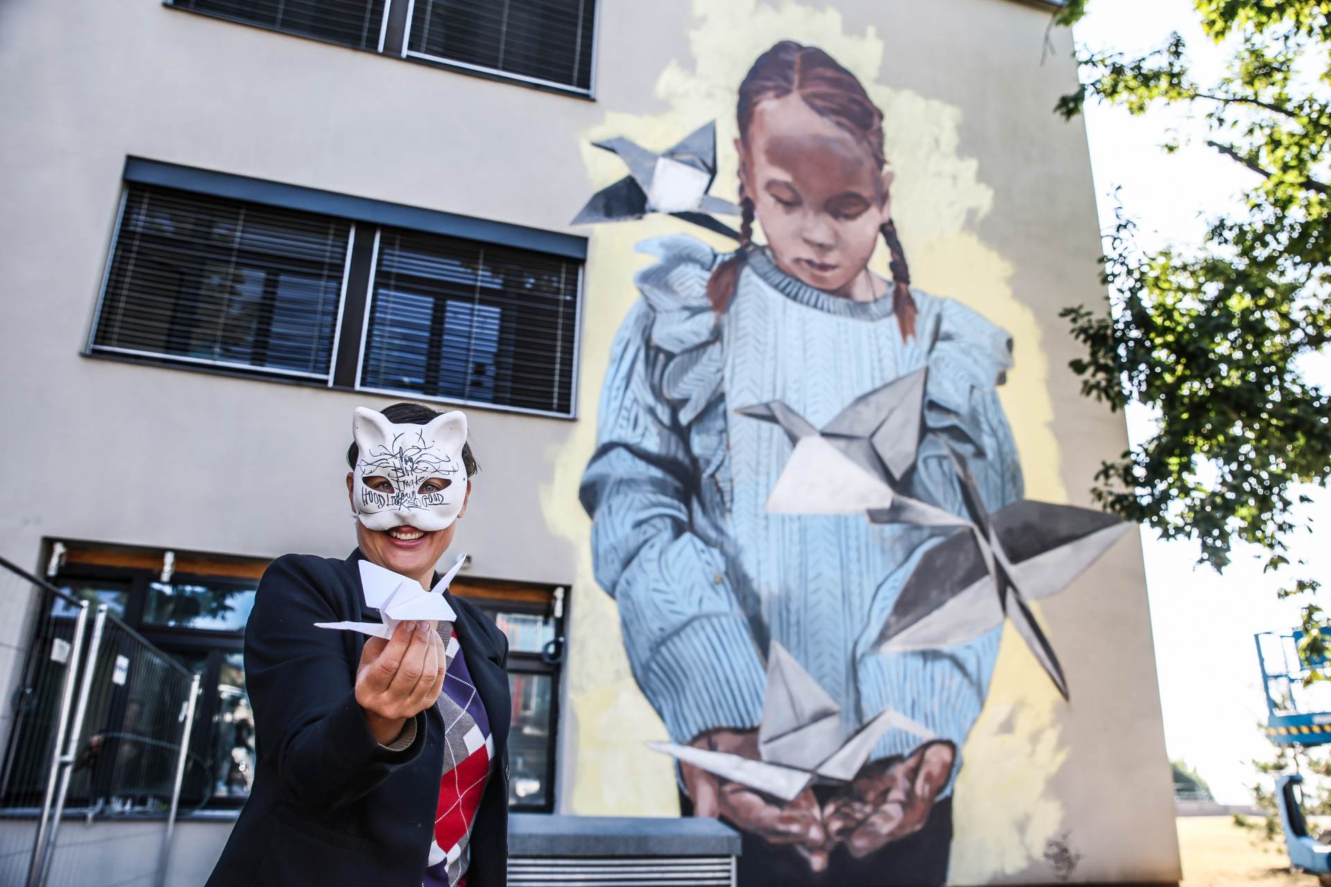 Umělkyně Toy Box namalovala na onkologický ústav v Brně dítě s origami jeřábů