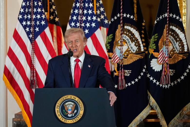 Japonská premiérka Takaičiová dala Trumpovi pozlacené golfové míčky Japonská premiérka Takaičiová dala Trumpovi pozlacené golfové míčky