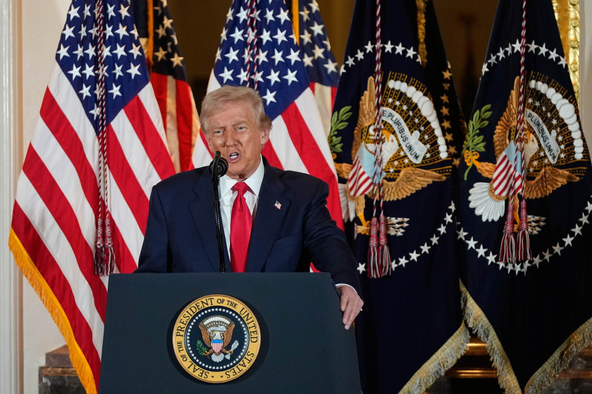 Japonská premiérka Takaičiová dala Trumpovi pozlacené golfové míčky