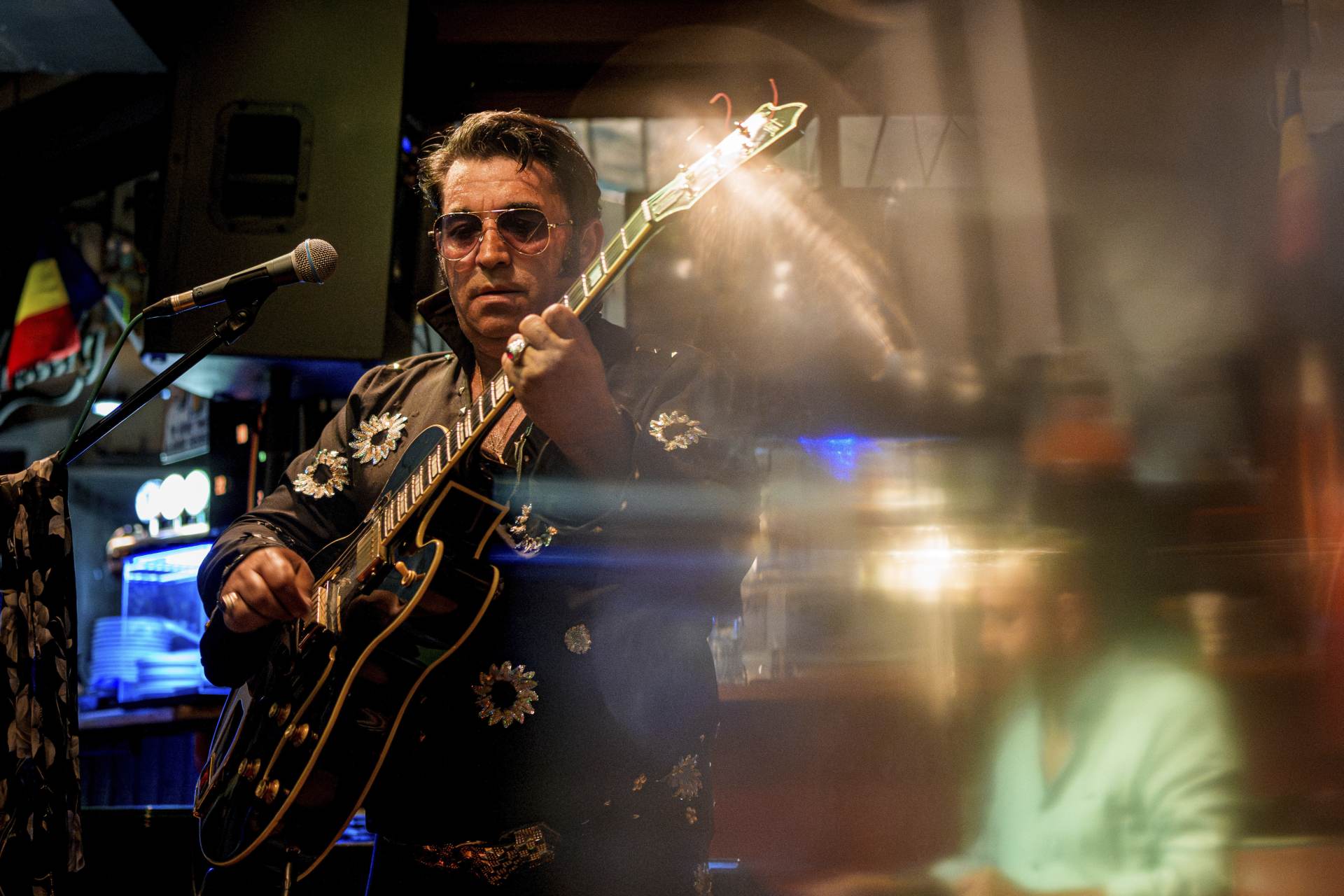 AP: Učitel v Rumunsku bojuje proti diskriminaci Romů písněmi od Elvise