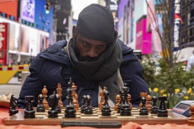 Nigerijský šachista překonal rekord, na Times Square hrál šachy přes 58 hodin