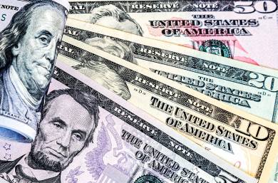 Buffettova investiční firma dál prodávala akcie, drží rekordní hotovost