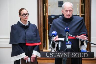 Zmrazení platů v justici před ÚS neobstálo, stát je musí zpětně doplatit