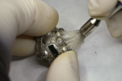 Archeologové zkoumají velkomoravské šperky, tentokrát i elektronovým mikroskopem