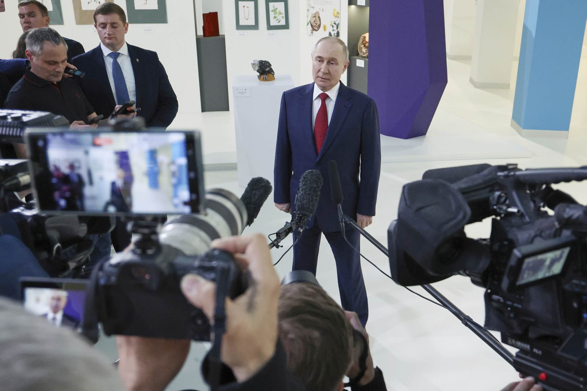 Evropští lídři před pátečním americko-ruským summitem naléhají na příměří