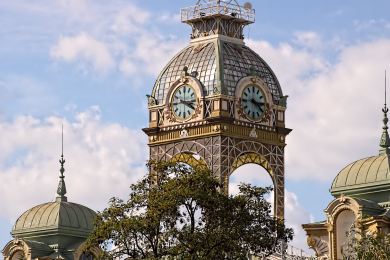 Dělníci při opravě Průmyslového paláce vztyčili první oblouky ocelové konstrukce